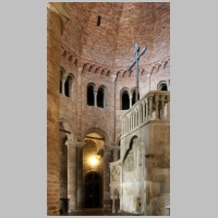 Bologna, photo Carlo Pelagalli, Wikipedia, Interno della chiesa del Santo Sepolcro.jpg